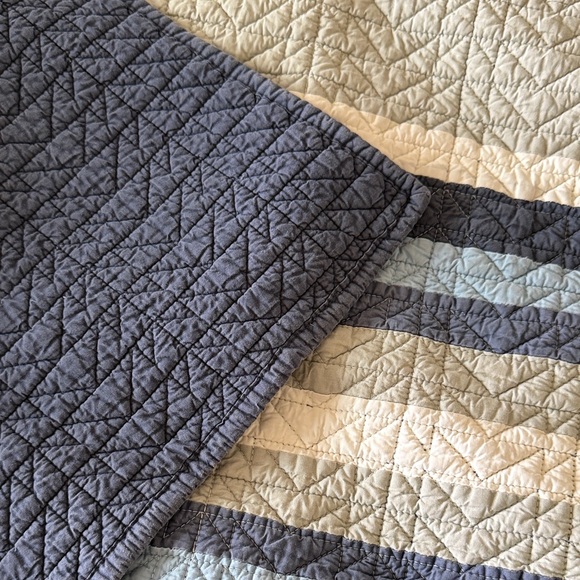 Pendleton cream and Navy Geometric Quilted Blanket - Picture 2 of 8
